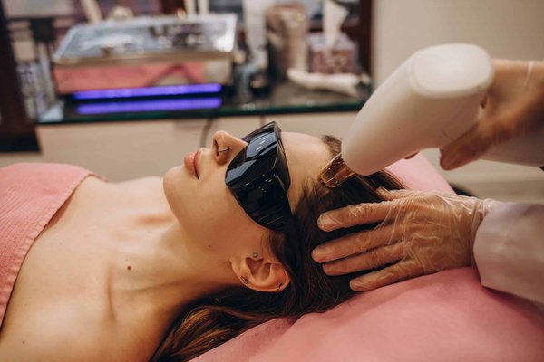 Comment mettre en place un environnement stimulant pour un chien qui passe de longues périodes seul à la maison ?